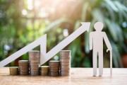 如何知曉基金分類中的A類C類區(qū)別？A類C類在投資選擇上有何不同？