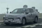 P7+同款設(shè)計(jì)風(fēng)格：小鵬全新SUV偽裝實(shí)車(chē)圖曝光
