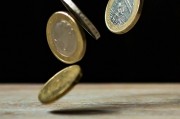 如何理解紙黃金與期貨的區(qū)別？這些區(qū)別如何影響投資策略？