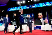 阿根廷總統(tǒng)米萊贈送馬斯克電鋸：對付官僚主義就用它！
