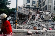“相當(dāng)于約一千顆原子彈”！強(qiáng)震后的緬甸曼德勒40℃高溫，中國翡翠商人擠在后備廂緊急逃難