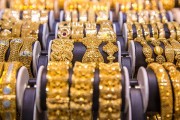 金價(jià)回調(diào)，部分品牌金飾價(jià)格跟跌！上車(chē)還是離場(chǎng)？