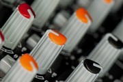 美股異動 | 騰訊音樂(TME.US)漲逾3% 機構(gòu)：行業(yè)有望通過版權(quán)拓展實現(xiàn)流量與付費雙增長