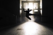夢(mèng)魘之影，夢(mèng)到小孩摔死的心理解析與應(yīng)對(duì)