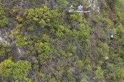 “華南F3”清明祭祖用上高科技：無人機吊運祭品上山