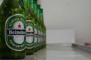 飛天茅臺(tái)散瓶跌破2300還沒止跌，原箱2365元，茅臺(tái)先穩(wěn)股價(jià)超30億元首次回購(gòu)