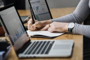 剖析在進行數(shù)據(jù)分析時如何利用 Analytics 網(wǎng)站流量，Analytics 網(wǎng)站流量，數(shù)據(jù)驅(qū)動的分析和優(yōu)化策略