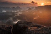 免費(fèi)下載恐龍游戲，你的冒險(xiǎn)旅程從此開始，發(fā)掘失落的王國，海量恐龍游戲等待你下載！