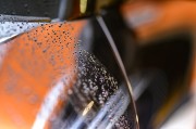 如何去除汽車(chē)玻璃油膜？這種清潔方法對(duì)視線清晰度有何影響？