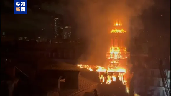 法國巴黎百年古建遭遇火災 三十米高鐘樓被燒毀