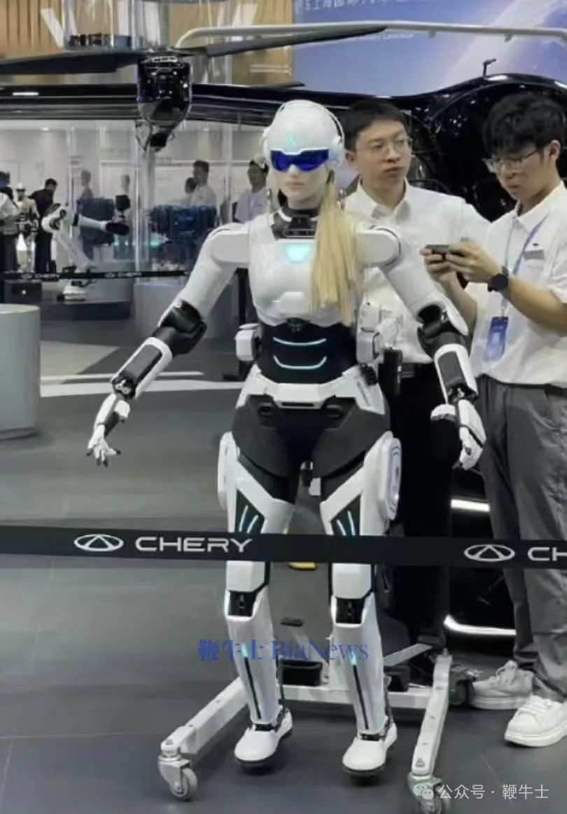 上海車展「車模」盤點(diǎn)：小鵬機(jī)器人吸睛，比亞迪派出悟空