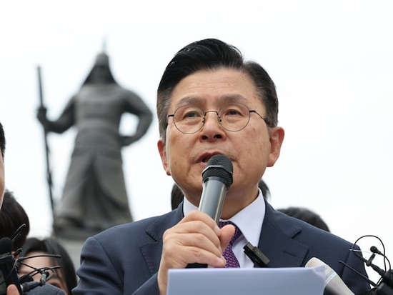 韓媒：韓國(guó)無(wú)黨派總統(tǒng)候選人黃教安宣布退選，支持執(zhí)政黨候選人金文洙