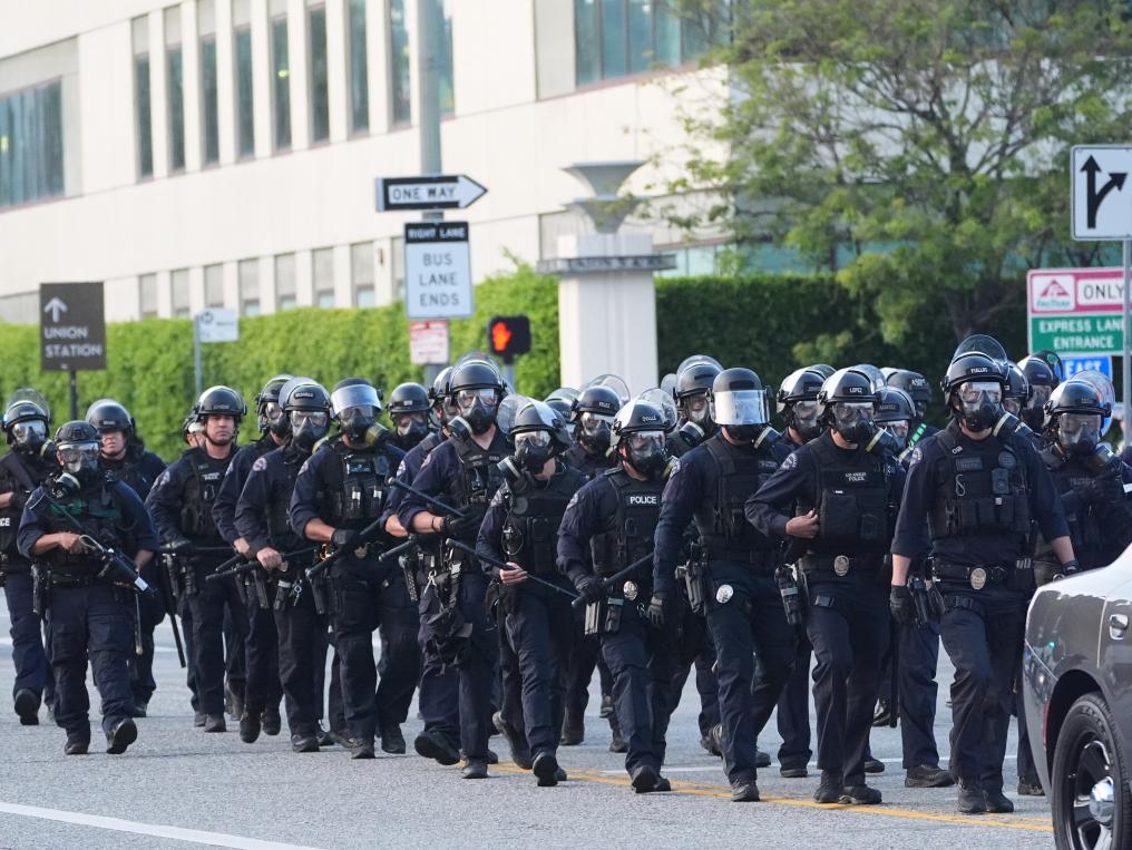 洛杉磯亂了！特朗普下令部署國民警衛(wèi)隊 防長稱或出動軍隊