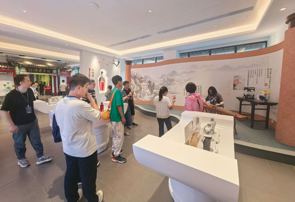 宇通重工特種裝備事業(yè)部一行走進賒店酒鄉(xiāng)小鎮(zhèn)