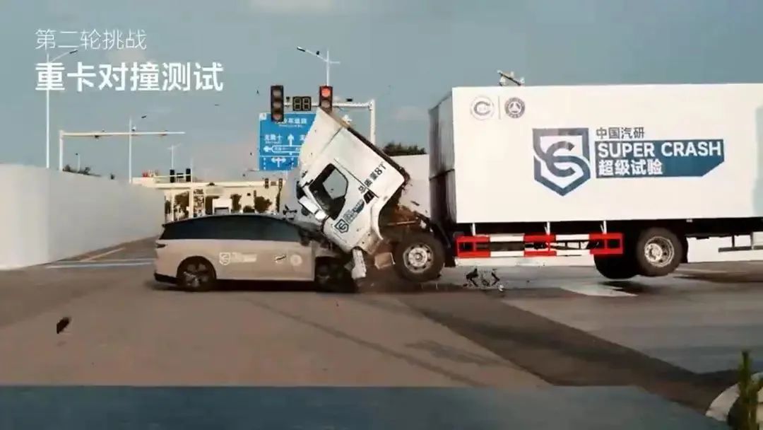 i8“碰撞門”炸鍋！理想主義墜落時刻？
